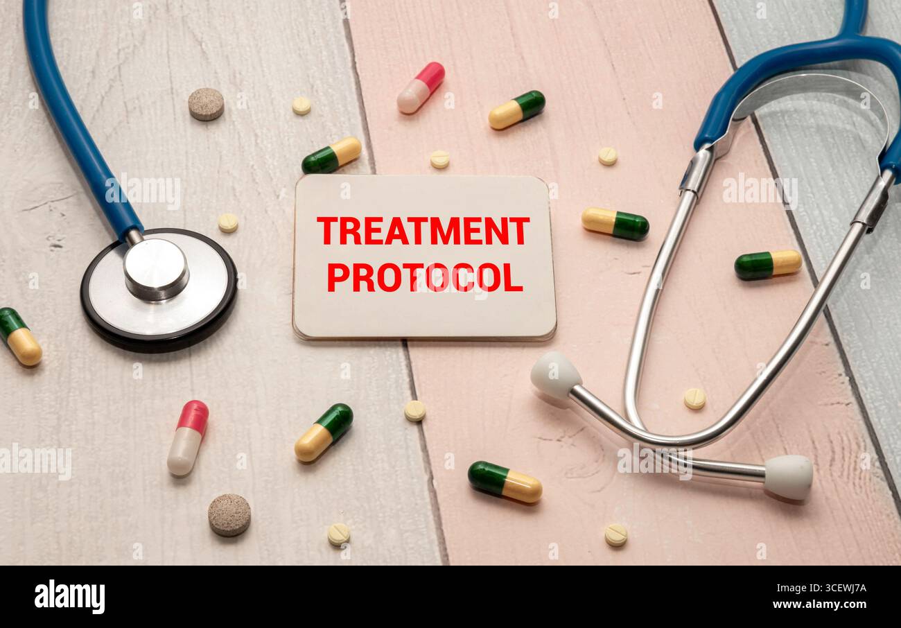 Text DES TREATMENT PROTOCOL (BEHANDLUNGSPROTOKOLLS) auf dem Papier mit Stethoskop. Medizinisches Konzept. Stockfoto