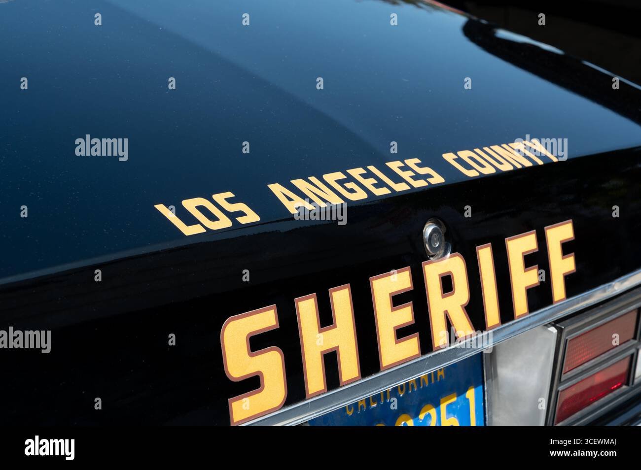 Nahaufnahme des hinteren Kofferraums eines Los Angeles County Sheriff-Fahrzeugs mit offiziellem Sheriff-Schriftzug und teilweisem Kennzeichen. Stockfoto