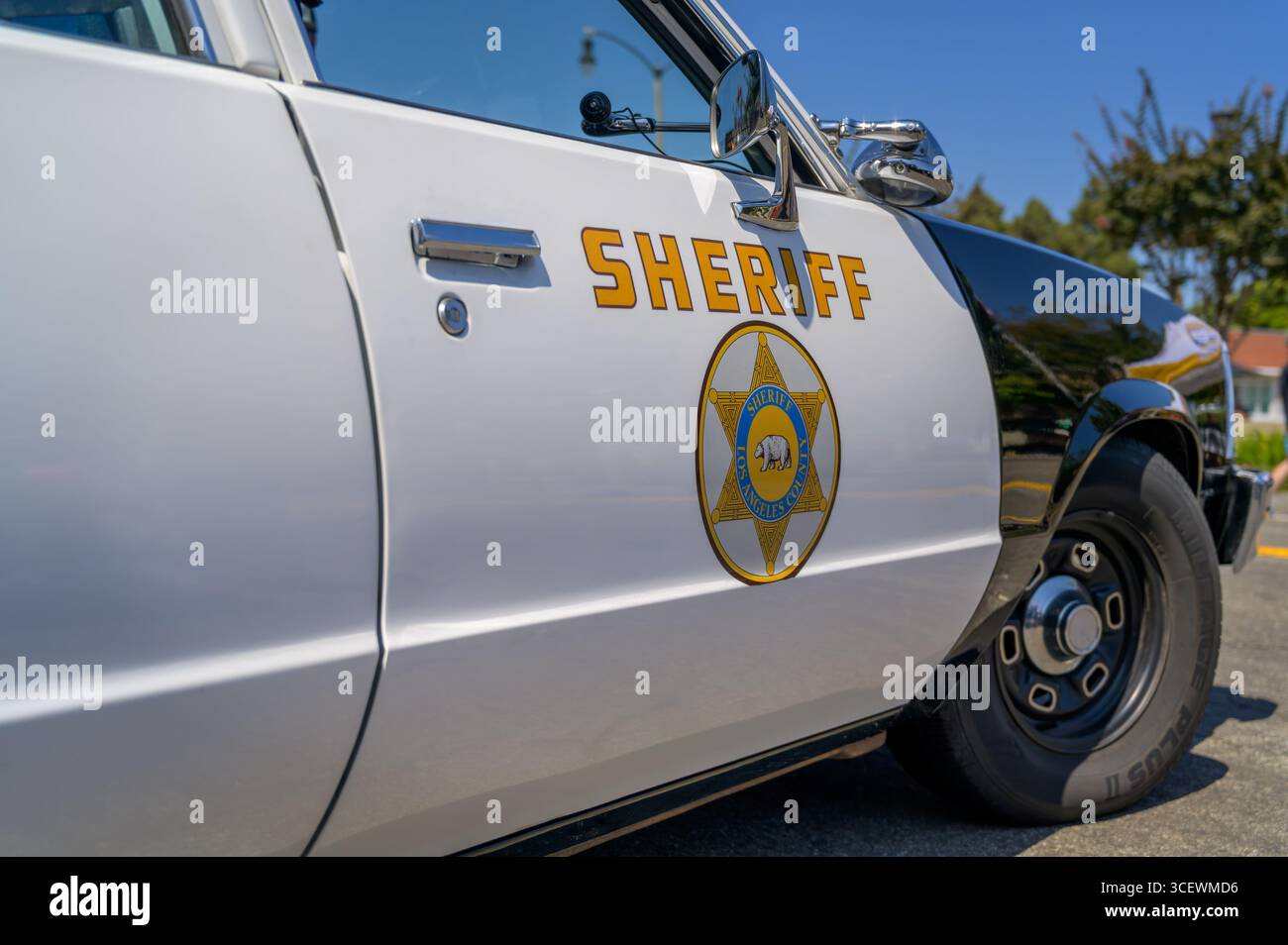 Detaillierte Ansicht der Tür des Los Angeles County Sheriff Patrouillenwagens. Das Bild zeigt das Emblem des offiziellen Sheriffs. Stockfoto