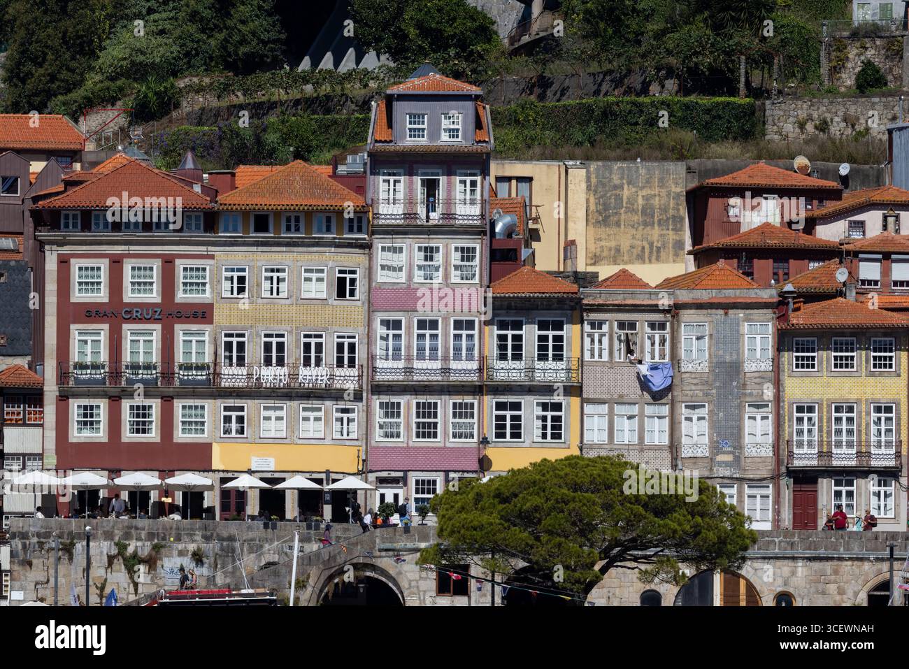 Gebäude entlang des Flusses Douro in Porto, Porto District, Portugal Stockfoto