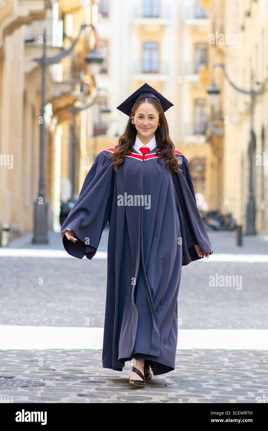 Schöne junge Frau, die die Universität abschließt Stockfoto