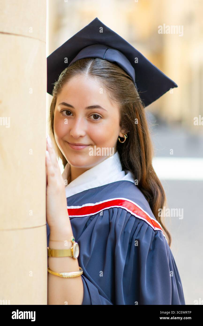 Schöne junge Frau, die die Universität abschließt Stockfoto
