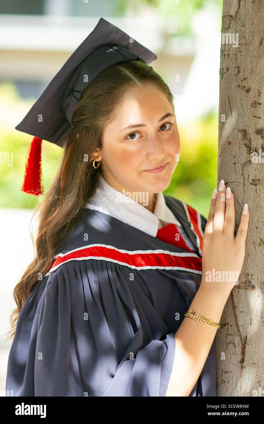 Schöne junge Frau, die die Universität abschließt Stockfoto