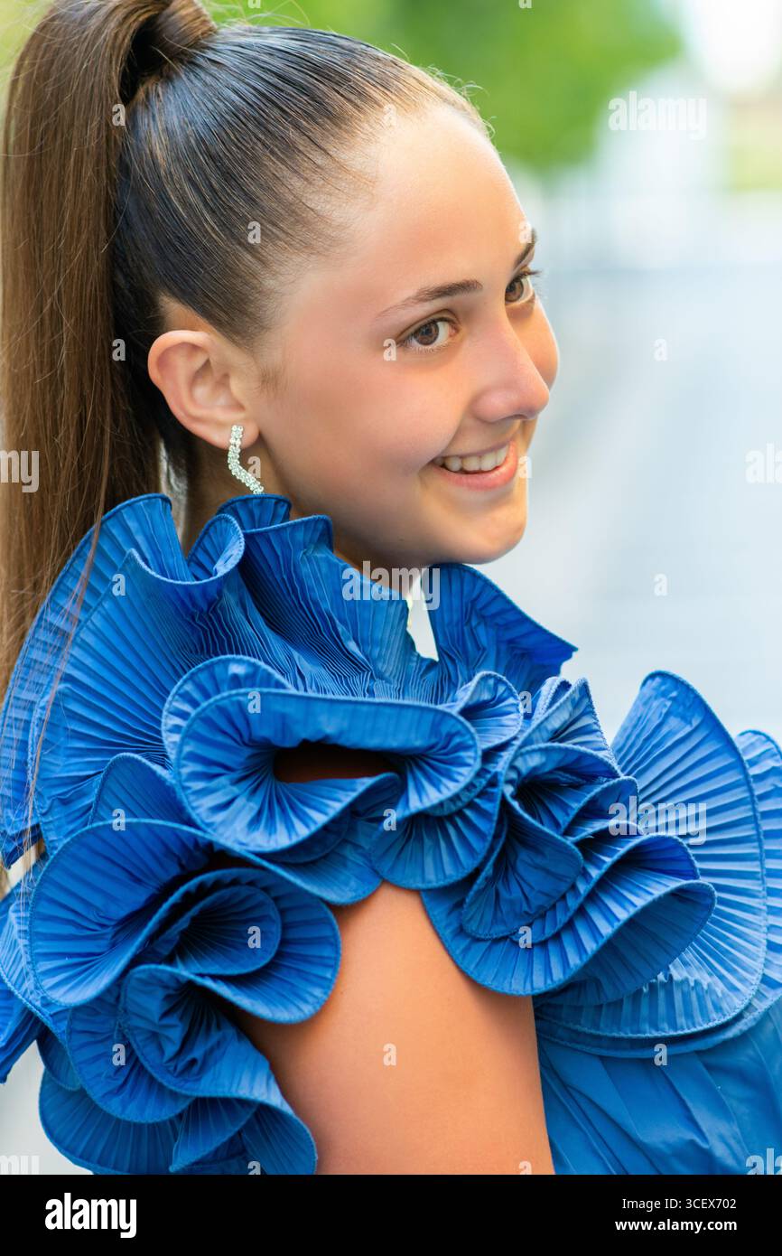 Schöne junge Frau, die draußen ein blaues Abendkleid trägt Stockfoto