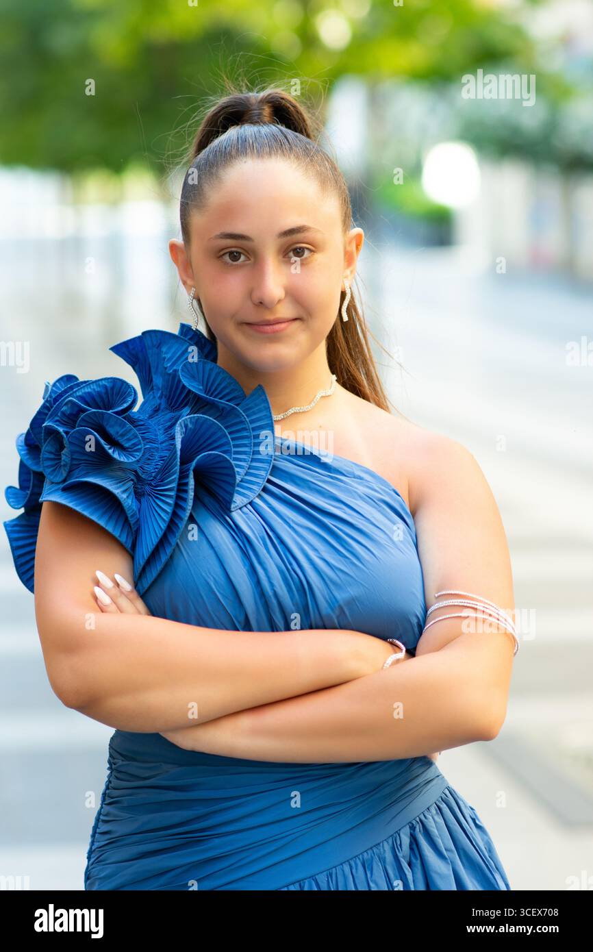 Schöne junge Frau, die draußen ein blaues Abendkleid trägt Stockfoto