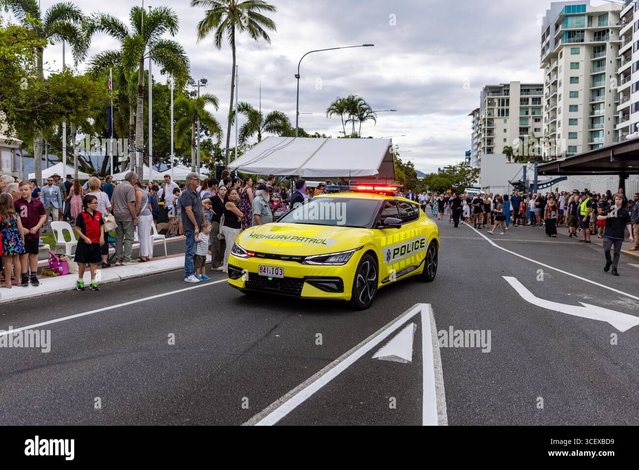 Gelbes australisches Autobahnpolizeiauto eröffnet Straße nach anzac Day 2025 Parade cairns queensland australia Stockfoto
