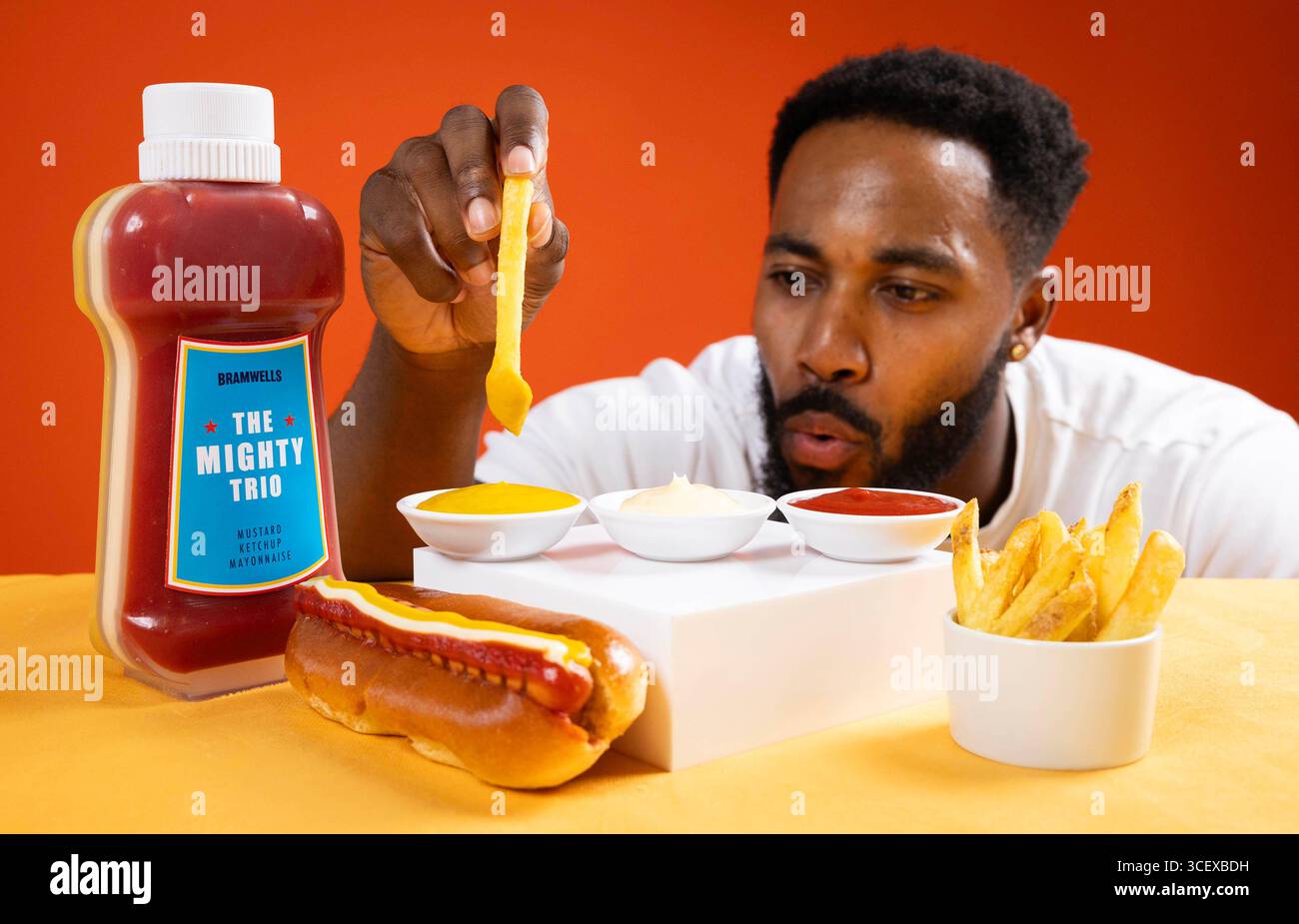 Supermarkt Aldi stellt „The Mighty Trio“ vor, eine limitierte Flasche mit dreifacher Soße, die gleichzeitig Ketchup, Mayonnaise und Senf abgibt. Diese Flasche wurde als Reaktion auf neue Forschungsergebnisse veröffentlicht, die zeigen, dass die Menschen über ihre Gewürze mehr denn je Meinungen haben. Ausgabedatum: Mittwoch, 20. August 2025. Stockfoto