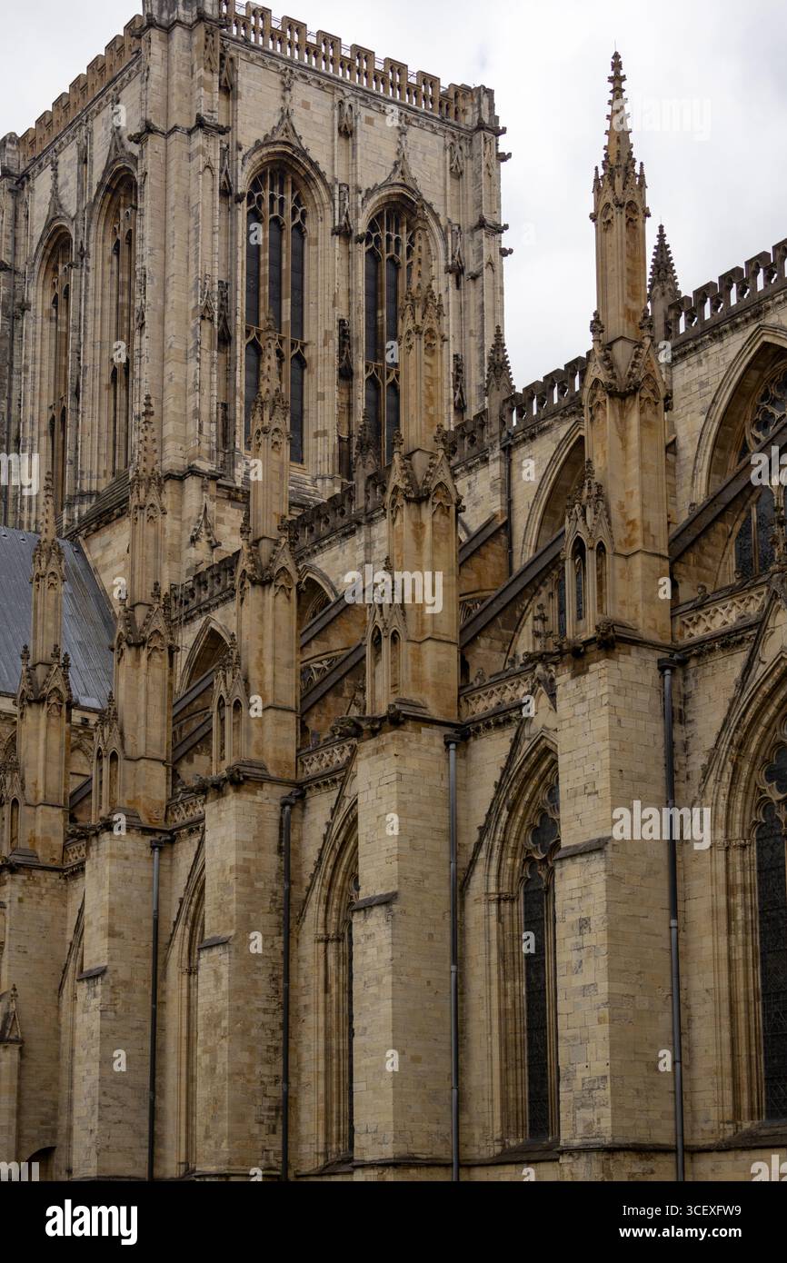 Detaillierter Blick auf eine historische gotische Kathedrale mit hohen Türmen, Spitzbögen und kunstvollen Steinschnitzereien Stockfoto