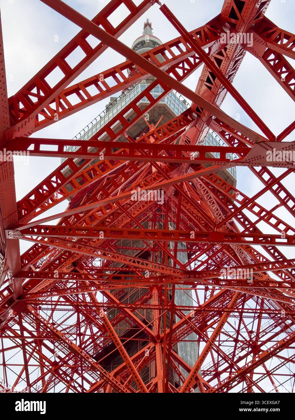 Tokio Tower in Tokio, Japan. Rot-oranger Gitterturm im Stil des Eiffelturms, bedeutendes Wahrzeichen in Tokio. - Smartphone-aufgenommenes Stockfoto