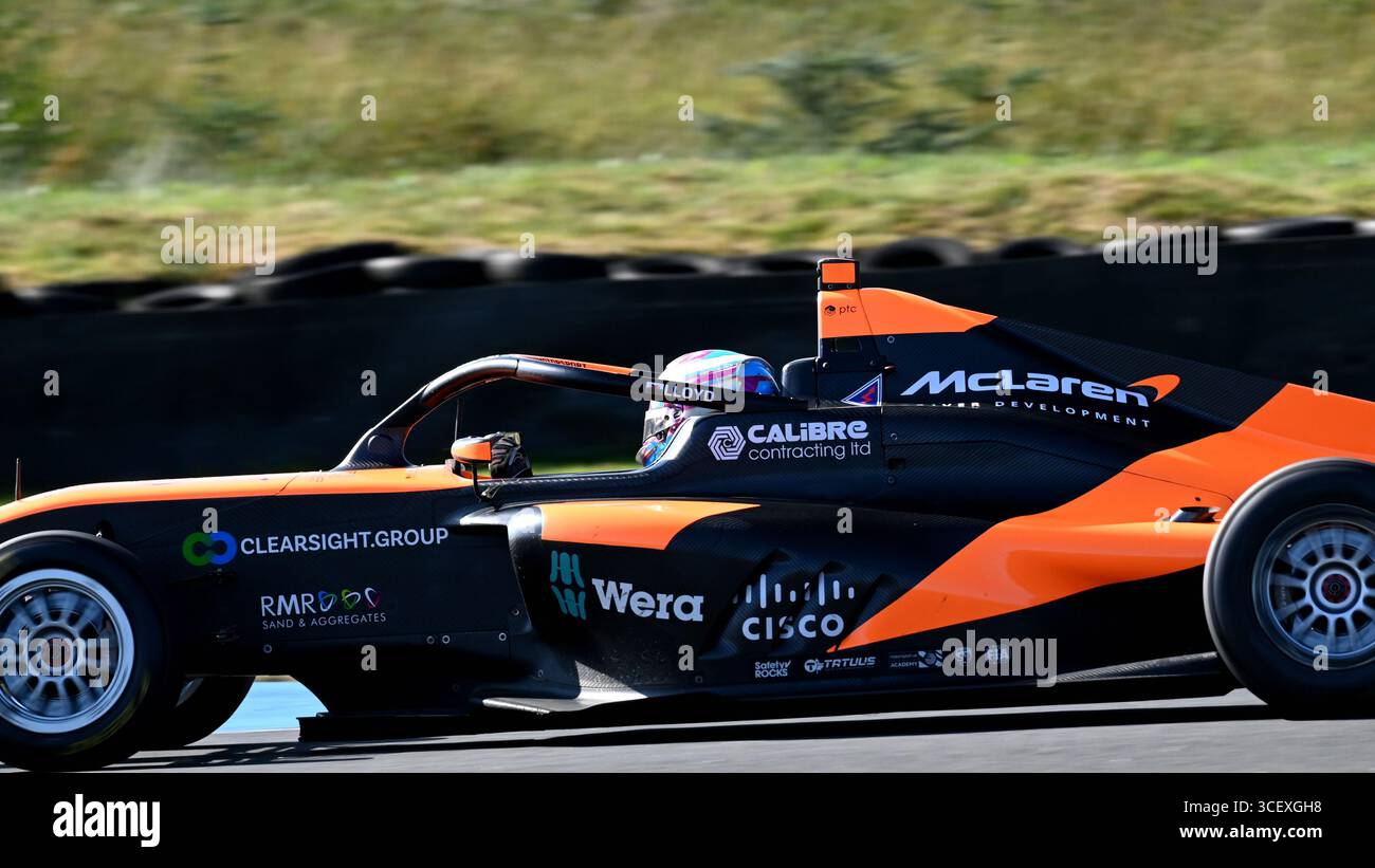 Ella Lloyd nahm an der britischen F4-Meisterschaft am Knockhill Circuit in Schottland Teil. Ella ist eine treibende Kraft im McLaren Driver Development Program. Stockfoto