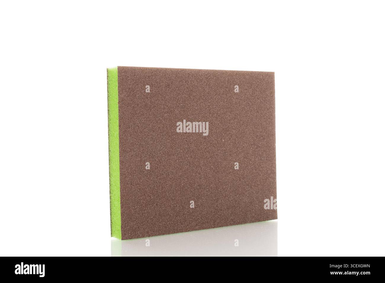 Schleifpapier, Makro, isoliert auf weißem Hintergrund. Stockfoto