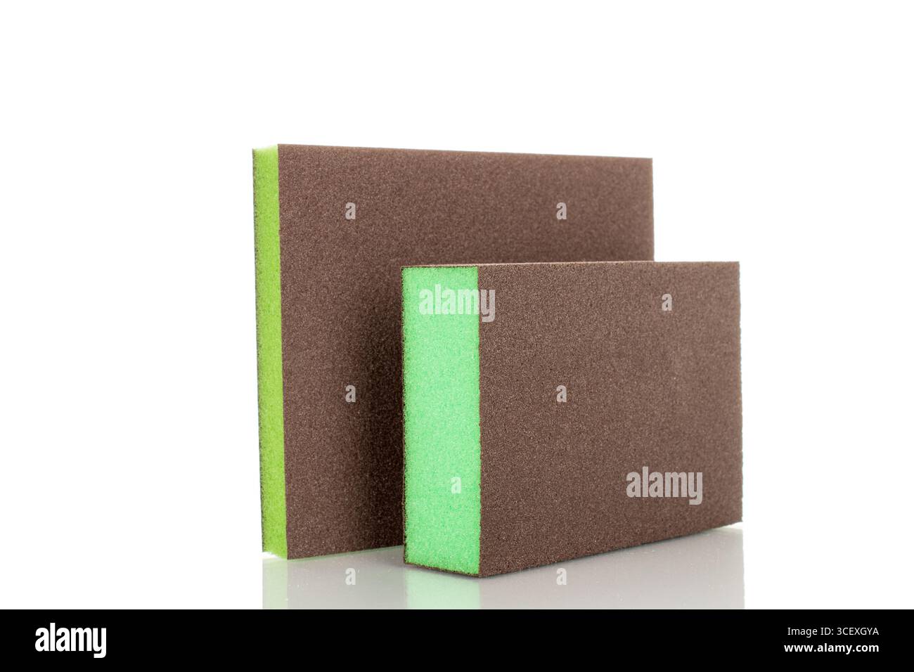 Schleifpapier, Makro, isoliert auf weißem Hintergrund. Stockfoto