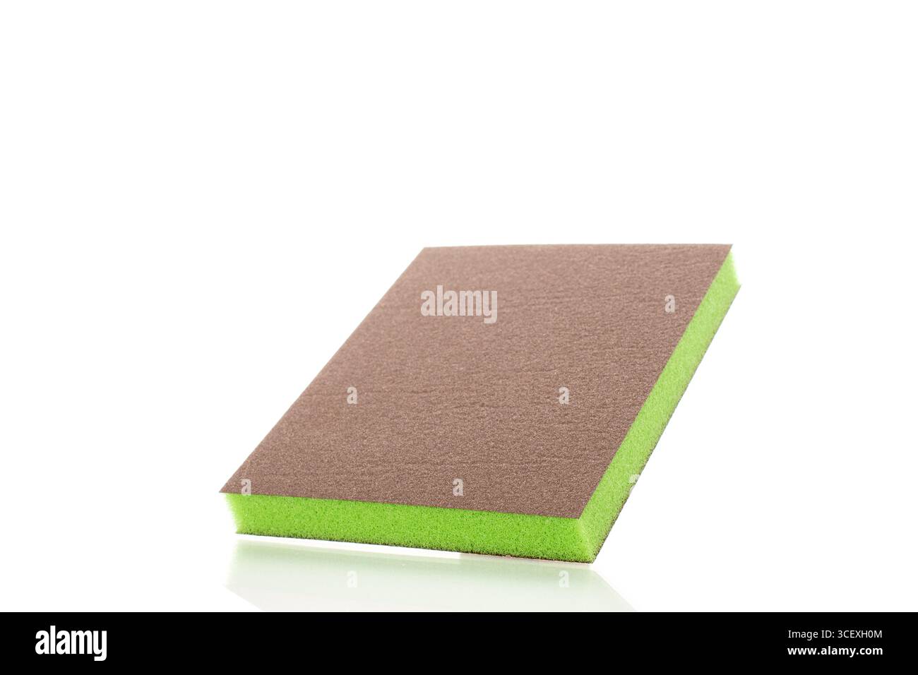 Schleifpapier, Makro, isoliert auf weißem Hintergrund. Stockfoto
