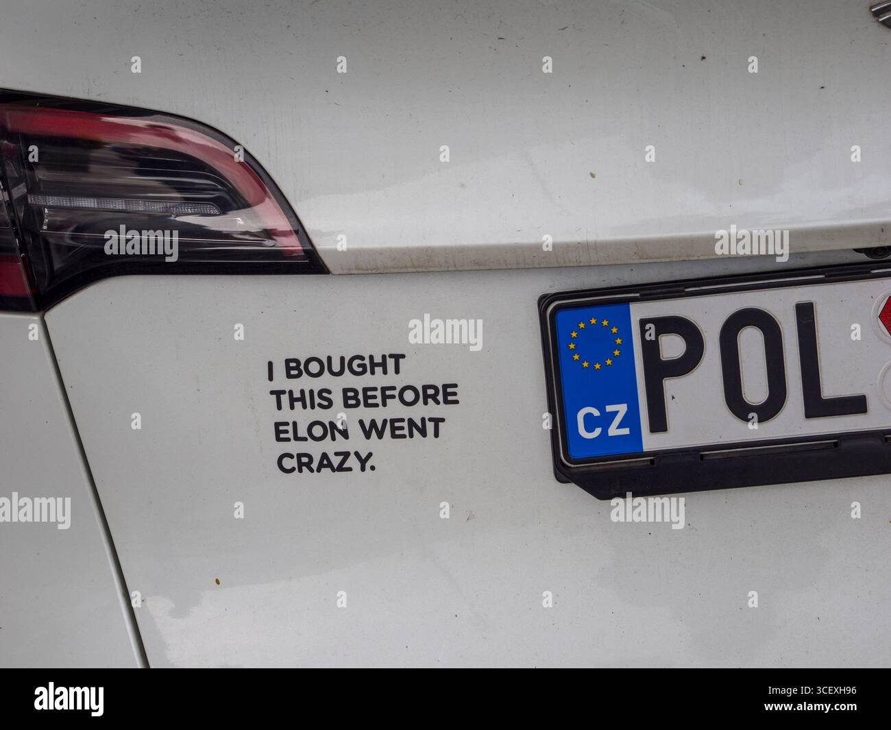 Ich kaufte das, bevor Elon verrückt wurde, Aufkleber auf einem Tesla-Auto, in Prag, Tschechien, Europa, EU. Stockfoto