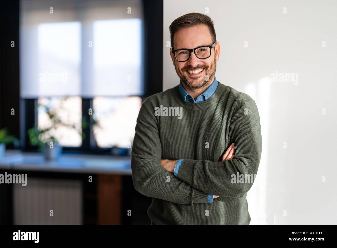 Porträt des glücklichen Erfolgs ausgewogener Mann lacht, genießt die kleinen Dinge im Leben. Glückliche Menschen Stockfoto