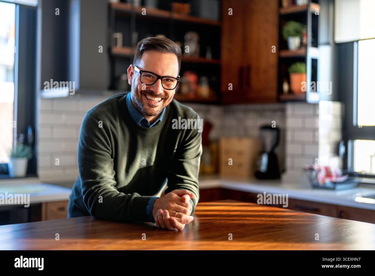 Porträt des glücklichen Erfolgs ausgewogener Mann lacht, genießt die kleinen Dinge im Leben. Glückliche Menschen Stockfoto