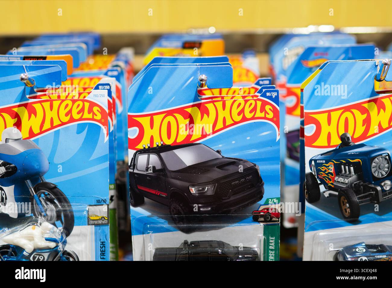 Bangkok, Thailand - 16. August 2025: Hot Wheels, Modellautos im Maßstab, auf dem Spielzeuggang ausgestellt. Stockfoto