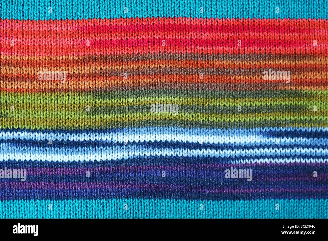 Wunderschöne Struktur und Muster in Türkisblau mit bunt gestreiftem Alpaka-Strickstoff Stockfoto