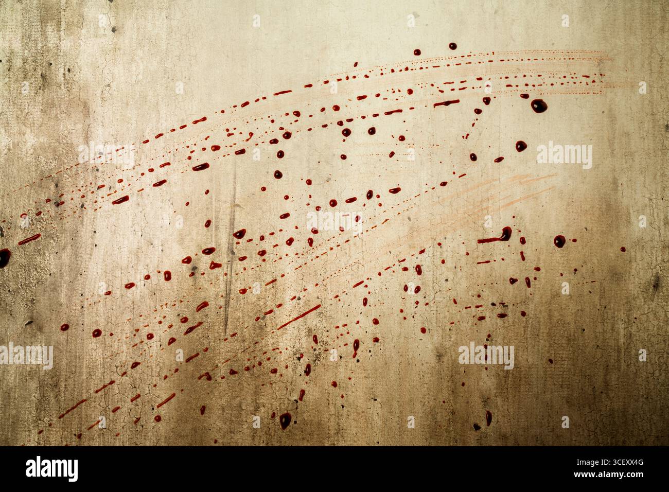 Spritzer von Bluttropfen, Blutspritzern oder Blutflecken an der Wand. Halloween-Konzept Stockfoto