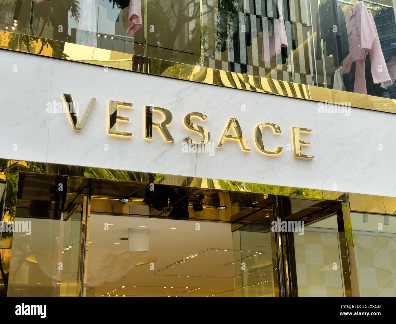 Versace Tokyo Ginza. Versace italienisches Luxusmodegeschäft in Ginza, dem gehobenen Einkaufsviertel von Tokio, Japan. - Smartphone-aufgenommenes Stockfoto
