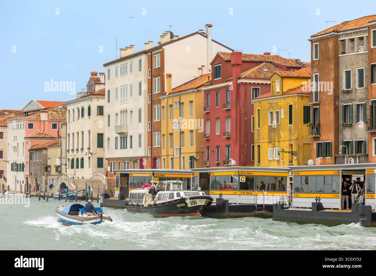 Venedig, Italien - 1. Oktober 2024: Wassertaxi oder Bus, Vaporetto und wunderschöne venezianische Häuser im Hintergrund. Stockfoto