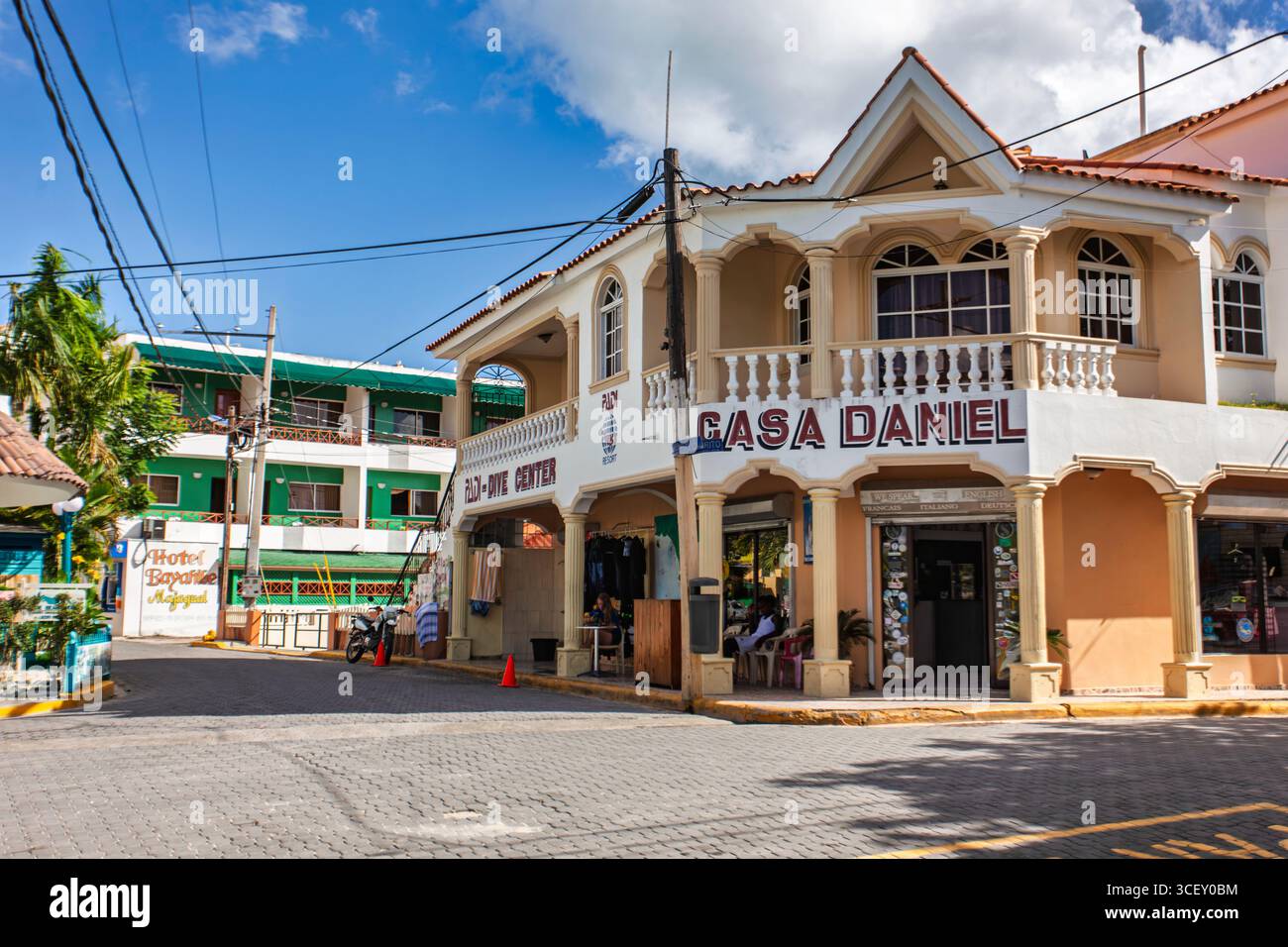 Bayahibe, dominikanische republik 19. august 2025: Typische karibische Architektur in bayahibe, einer lebendigen Touristenstadt in der Provinz altagracia, Stockfoto