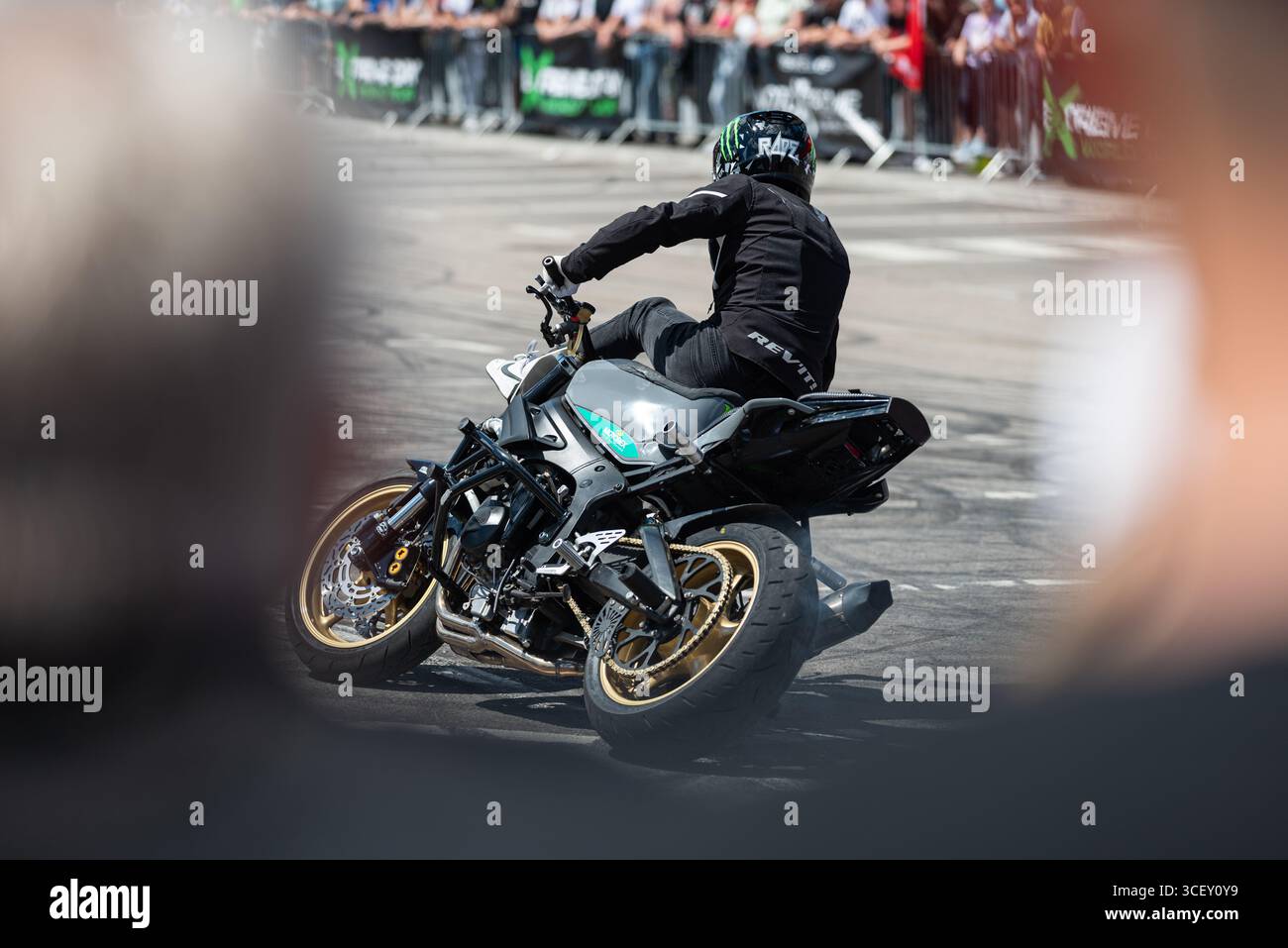 Stuntfahrer auf seinem Motorrad, erschossen durch das Publikum Stockfoto