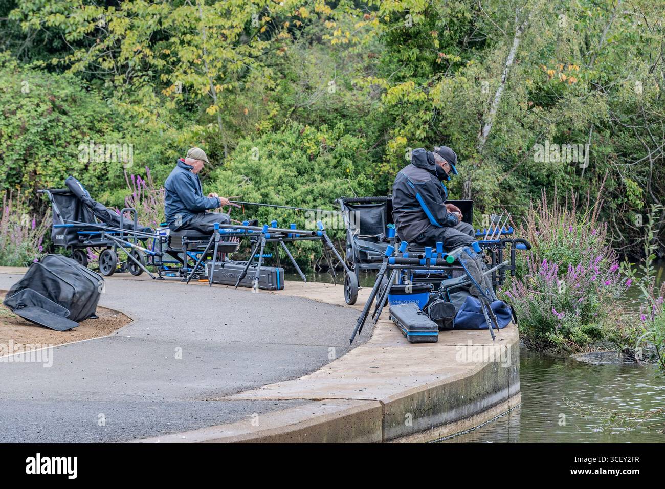Abington Park, Northampton, Großbritannien. August 2025. Nächtliche Regenschauer und kühlere Temperaturen verleiten die Menschen, sich warm einzuhüllen und ihre morgendlichen Aktivitäten zu erledigen. Quelle: Keith J Smith./Alamy Live News. Stockfoto