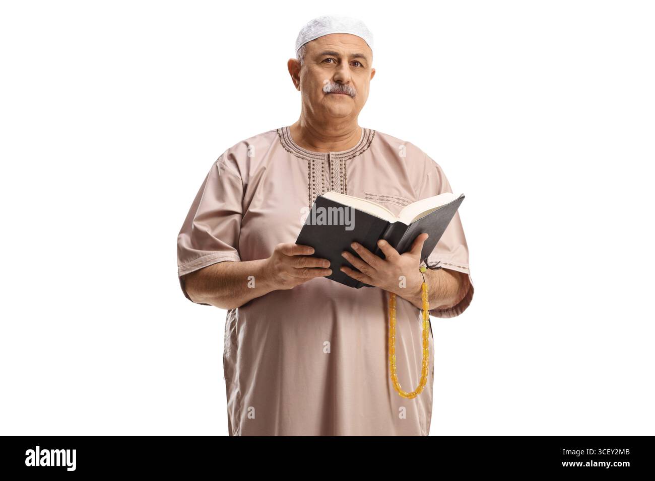 Reifer muslimischer Mann, der ein Buch auf weißem Hintergrund liest Stockfoto