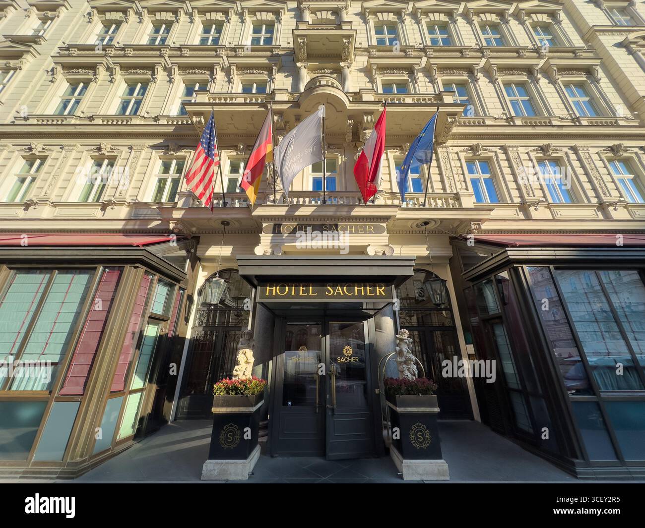 Hotel Sacher Wien, Österreich. Grand Hotel, ein fünf-Sterne-Luxushotel in Wien, Österreich. - Smartphone-aufgenommenes Stockfoto