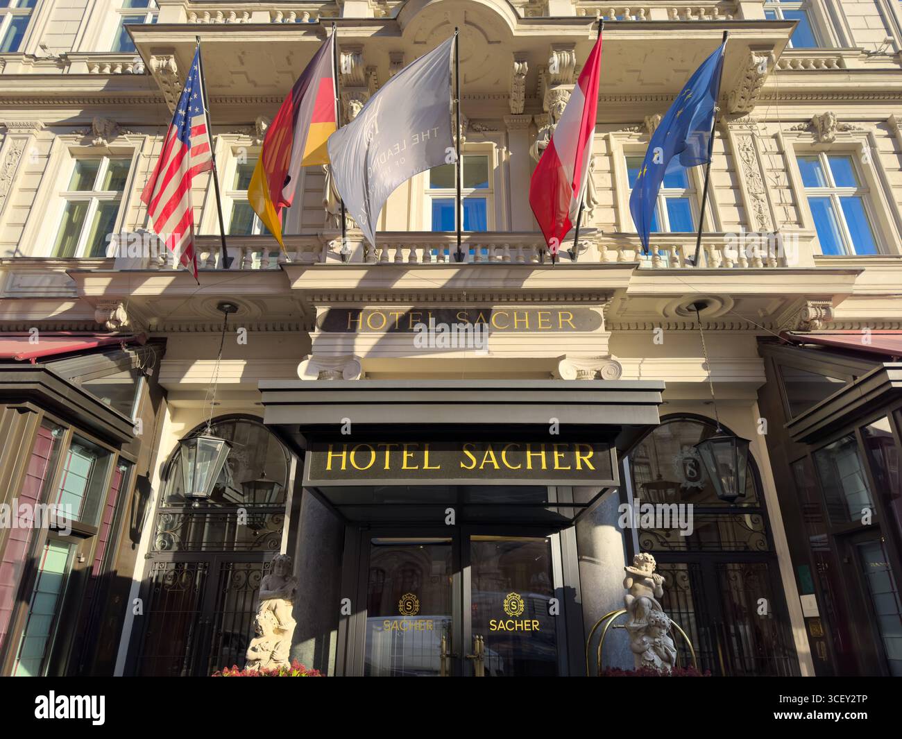 Hotel Sacher Wien, Österreich. Grand Hotel, ein fünf-Sterne-Luxushotel in Wien, Österreich. - Smartphone-aufgenommenes Stockfoto