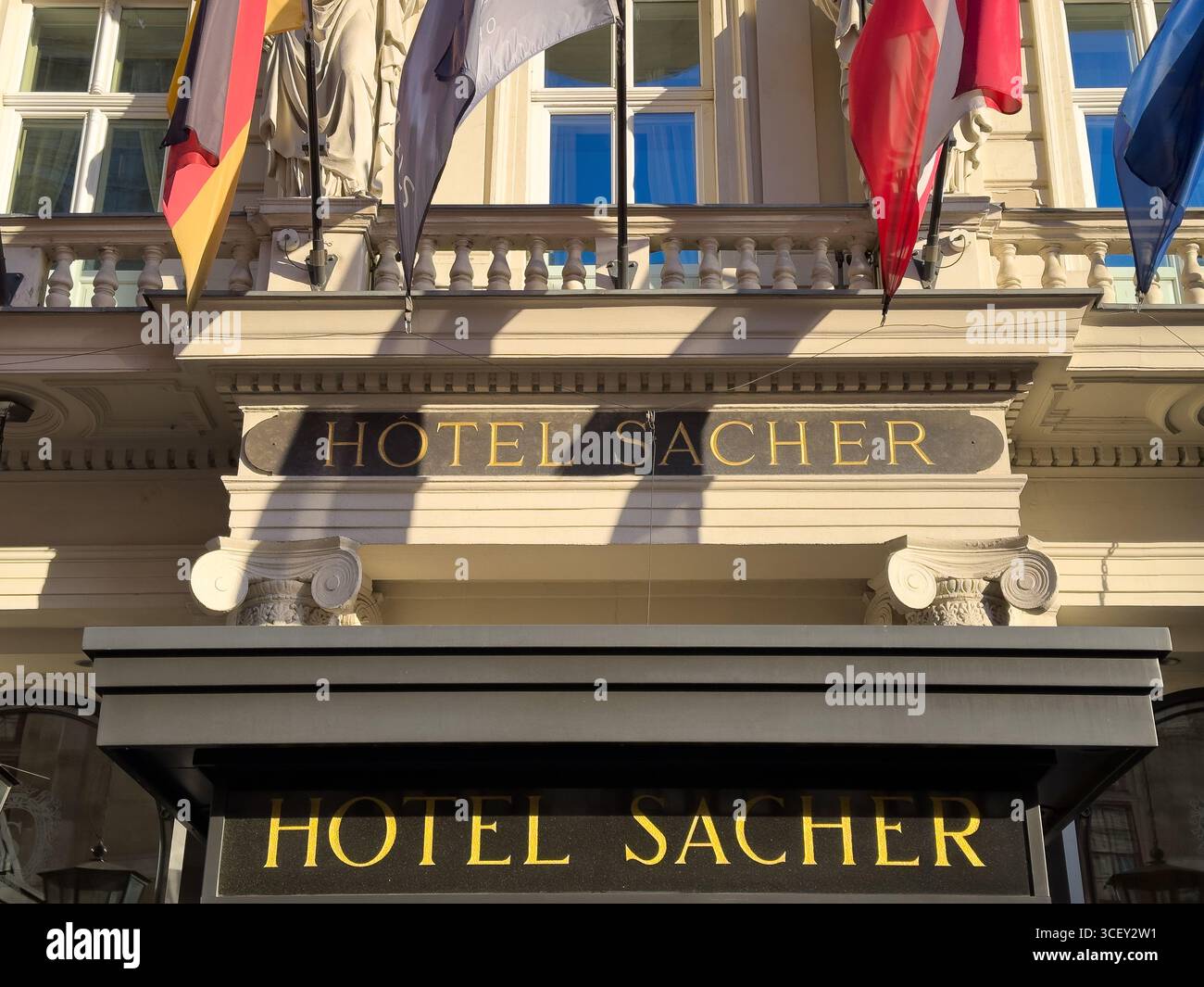Hotel Sacher Wien, Österreich. Grand Hotel, ein fünf-Sterne-Luxushotel in Wien, Österreich. - Smartphone-aufgenommenes Stockfoto