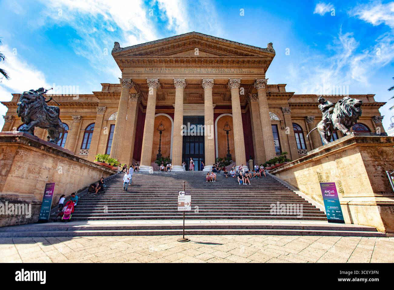 Palermo, italien 20. august 2025: Touristen ruhen sich auf den historischen Stufen des teatro massimo vittorio emanuele aus und zeigen neoklassizistische architektonische Pracht Stockfoto