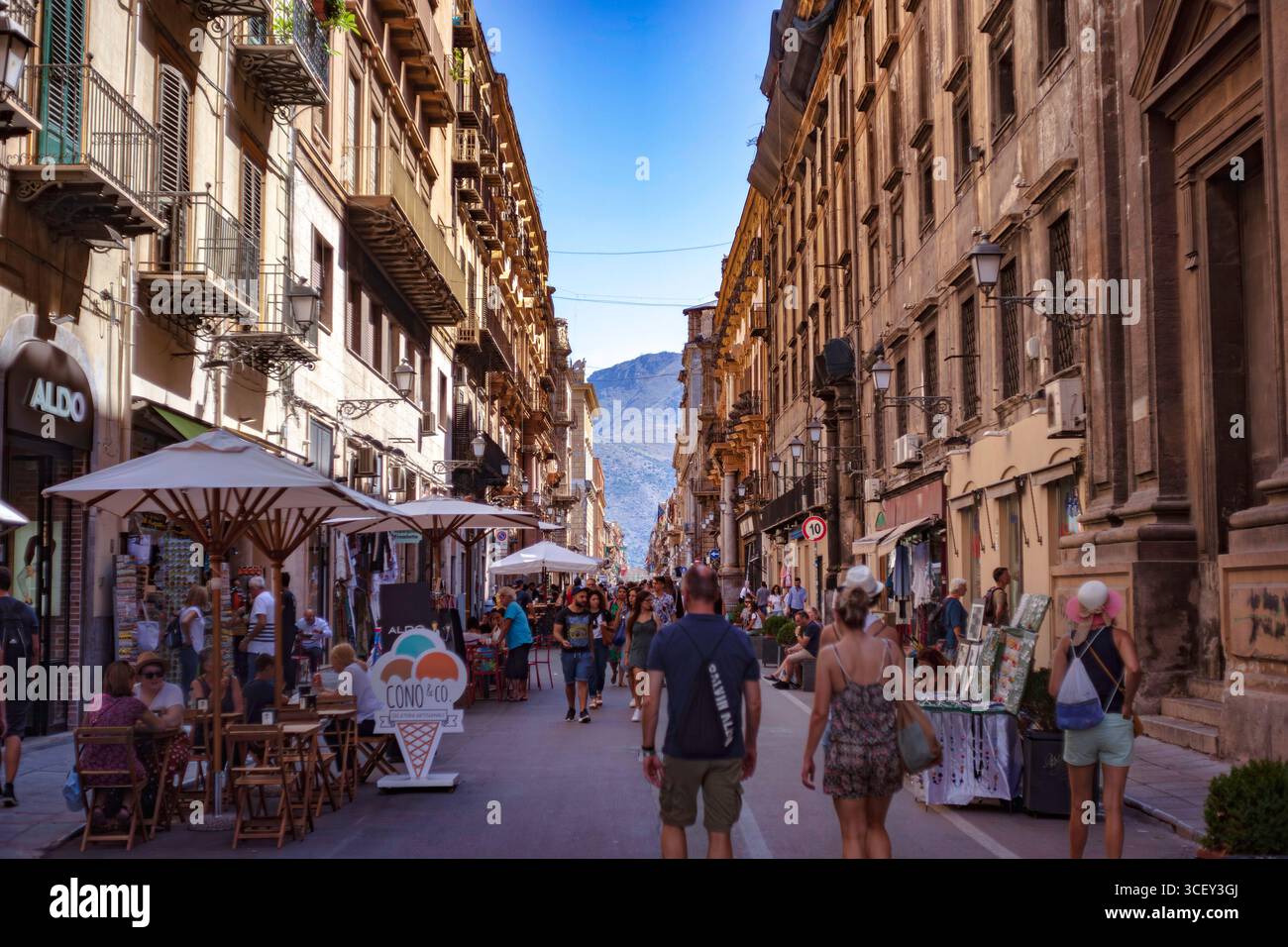 Palermo, italien 20. august 2025: Touristen gehen den corso vittorio emanuele hinunter und genießen Shopping und Restaurants in palermo, sizilien, italien Stockfoto