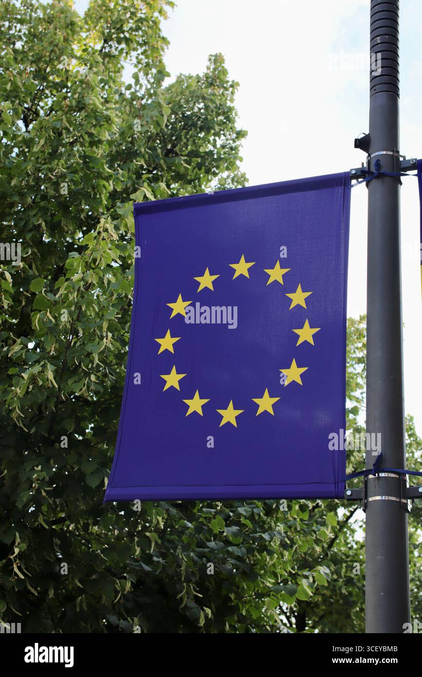 Flagge der Europäischen Union winkt auf einem Straßenmast Stockfoto