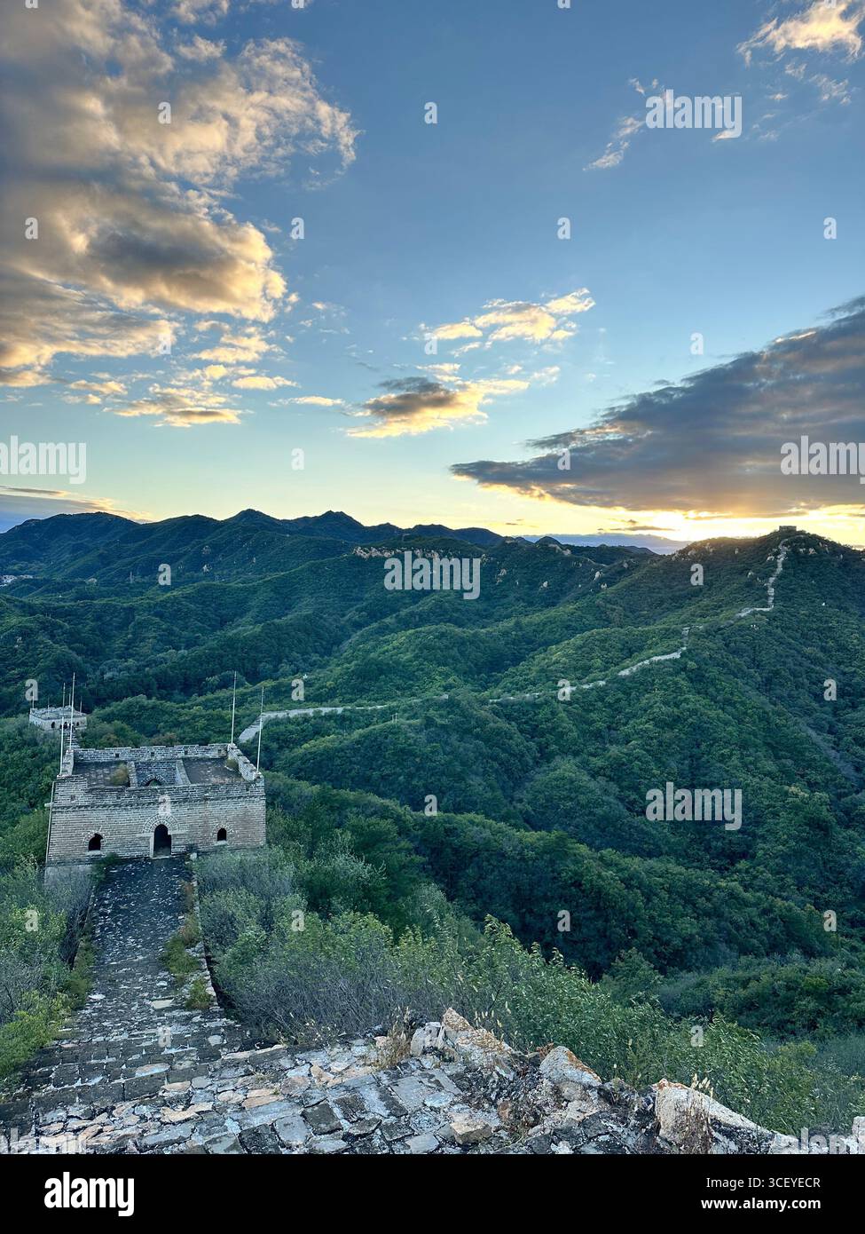 Sonnenaufgang über der Chinesischen Mauer, Morgenlandschaft, historische Mauer, die sich über Berge schlängelt, Panoramablick Stockfoto