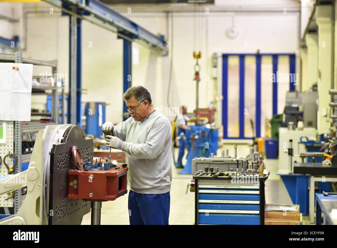 Ältere Arbeitnehmer im Maschinenbau - Industrie Fabrik für die Produktion von Stahl Getriebe Stockfoto