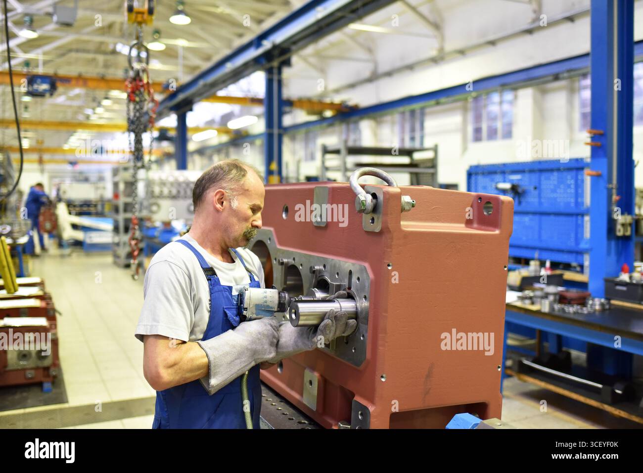 Ältere Arbeitnehmer im Maschinenbau - Industrie Fabrik für die Produktion von Stahl Getriebe Stockfoto