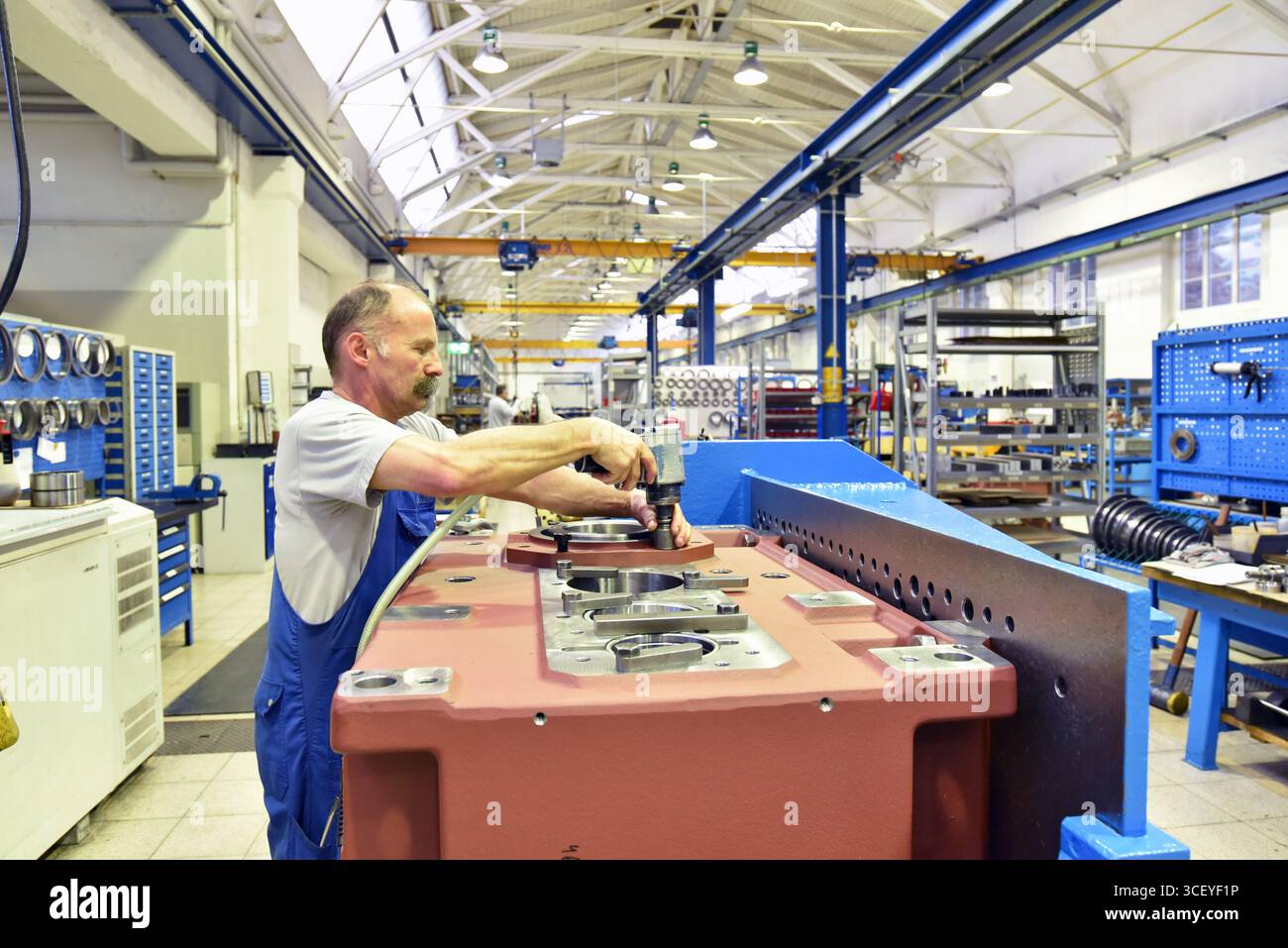 Ältere Arbeitnehmer im Maschinenbau - Industrie Fabrik für die Produktion von Stahl Getriebe Stockfoto
