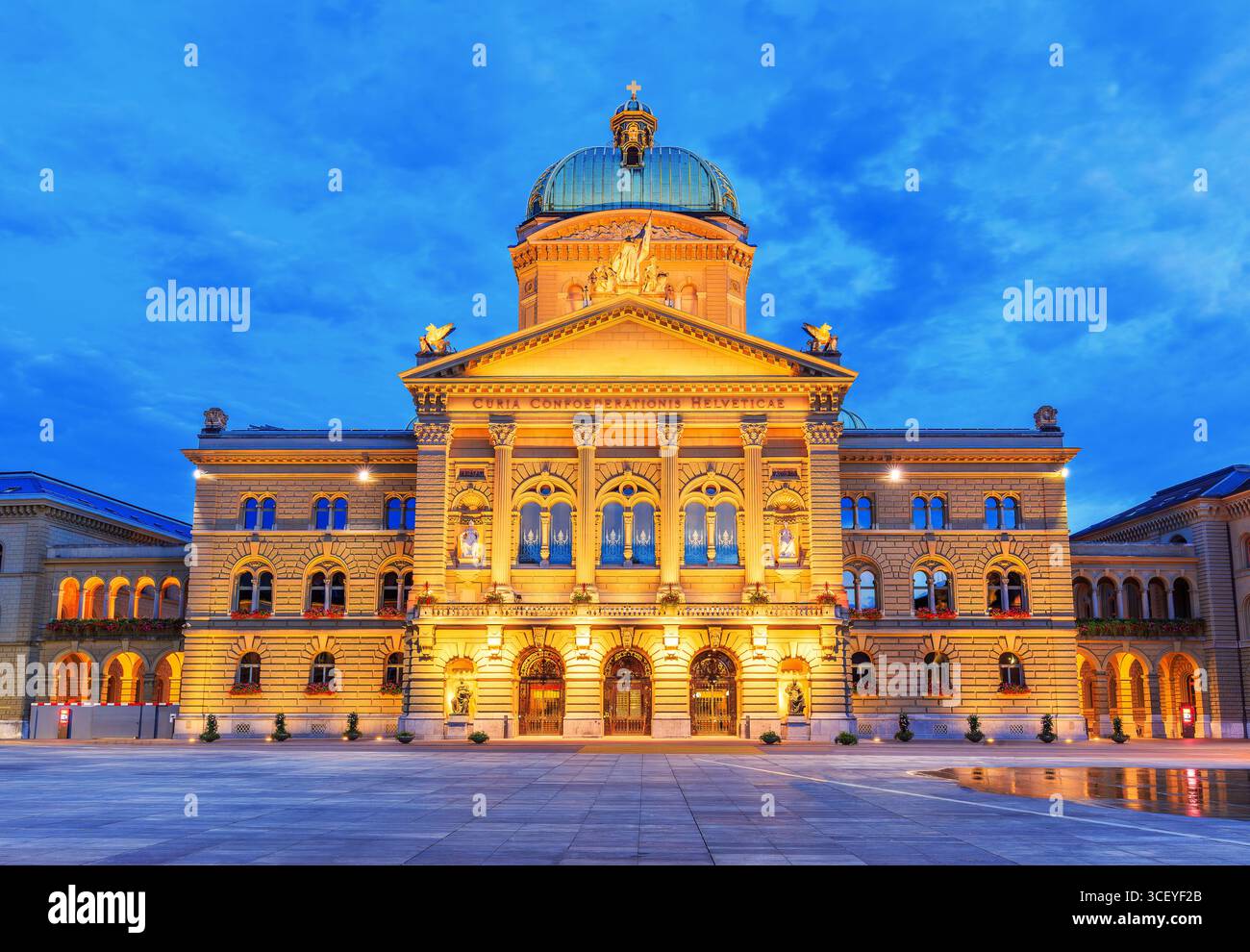 Bern, Schweiz. Bundesplatz (Platz) und Bundeshaus (das Schweizer Parlament Gebäude) Stockfoto