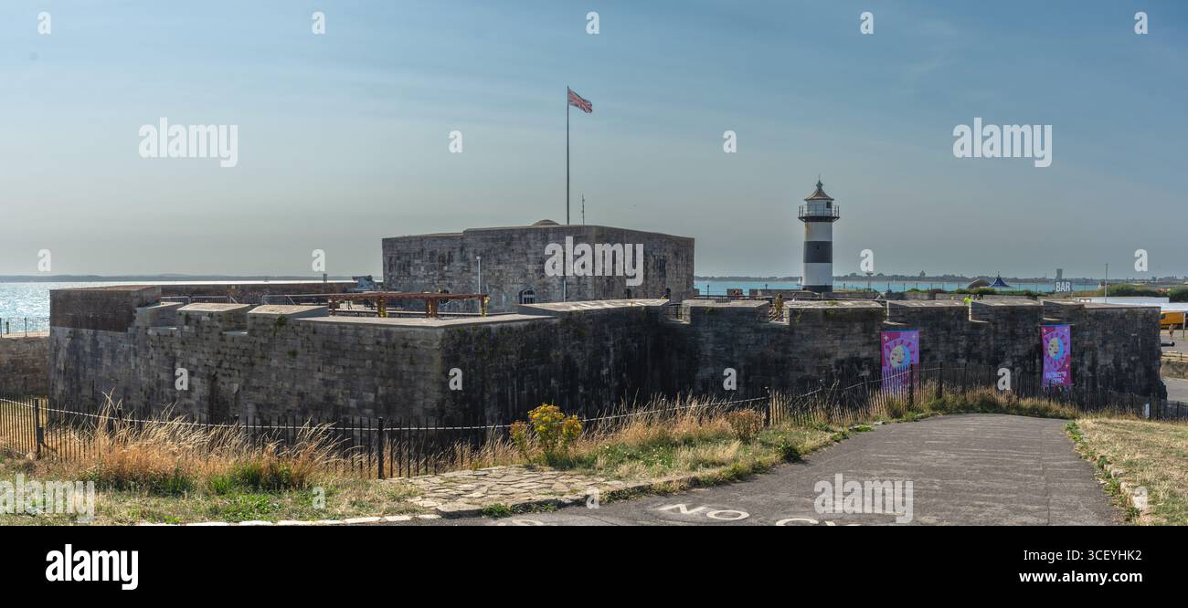 Southsea, Portsmouth, Vereinigtes Königreich - 17. August 2025: Southsea Castle aus dem Jahr 1544, der Leuchtturm wurde 1828 erbaut. Stockfoto