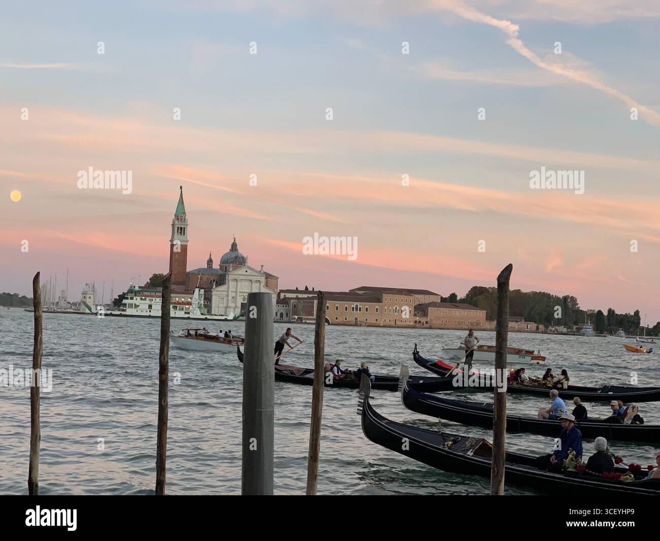 Herbst Venedig, Blick auf den Sonnenuntergang, Blick von der Gondel auf den Canal Grande, wunderschöne Architektur, Inspiration. - Smartphone-aufgenommenes Stockfoto