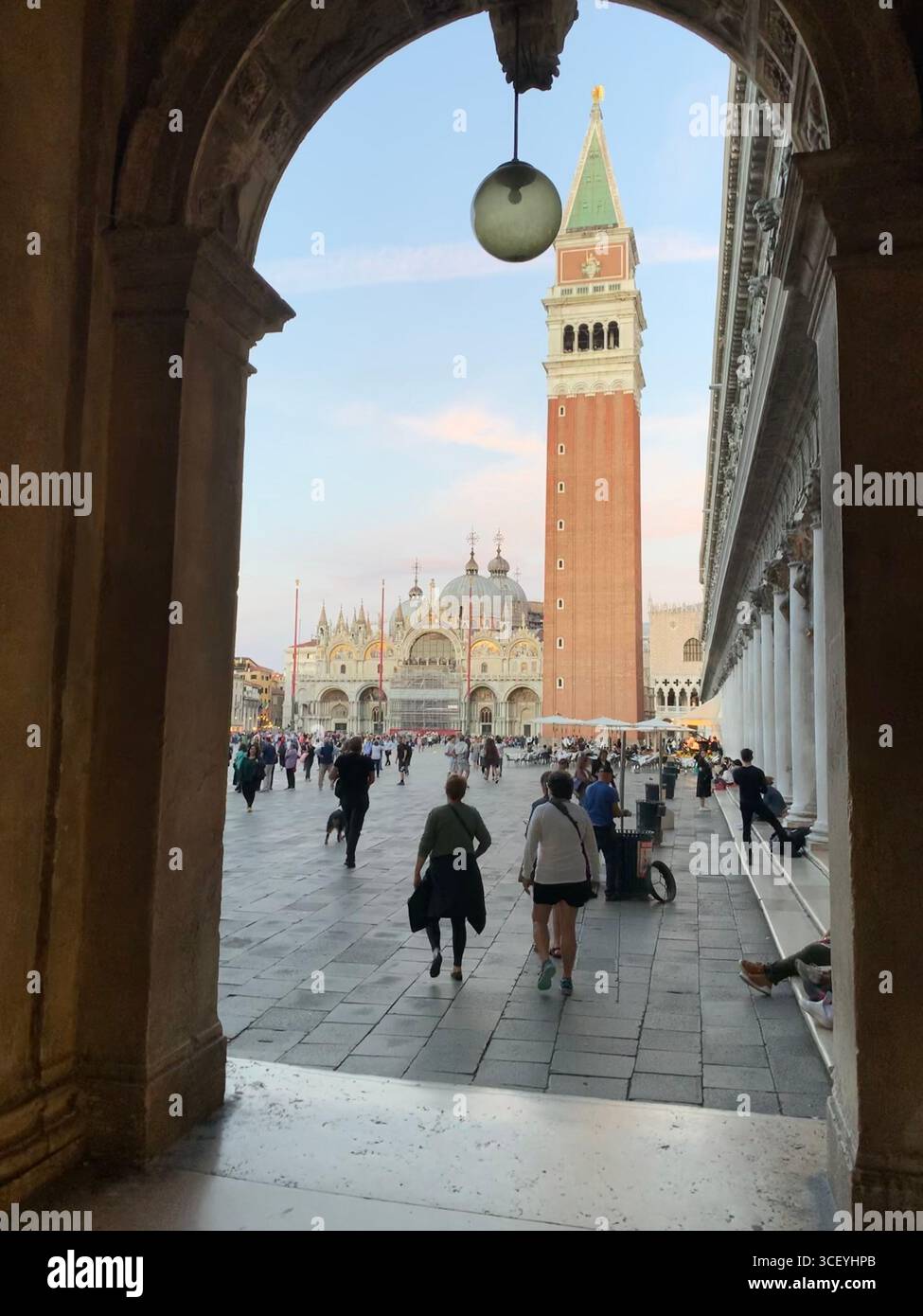 Herbst Venedig, Blick vom Bogengang auf den Markusplatz und den Glockenturm, wunderschöne Architektur, Inspiration. - Smartphone-aufgenommenes Stockfoto