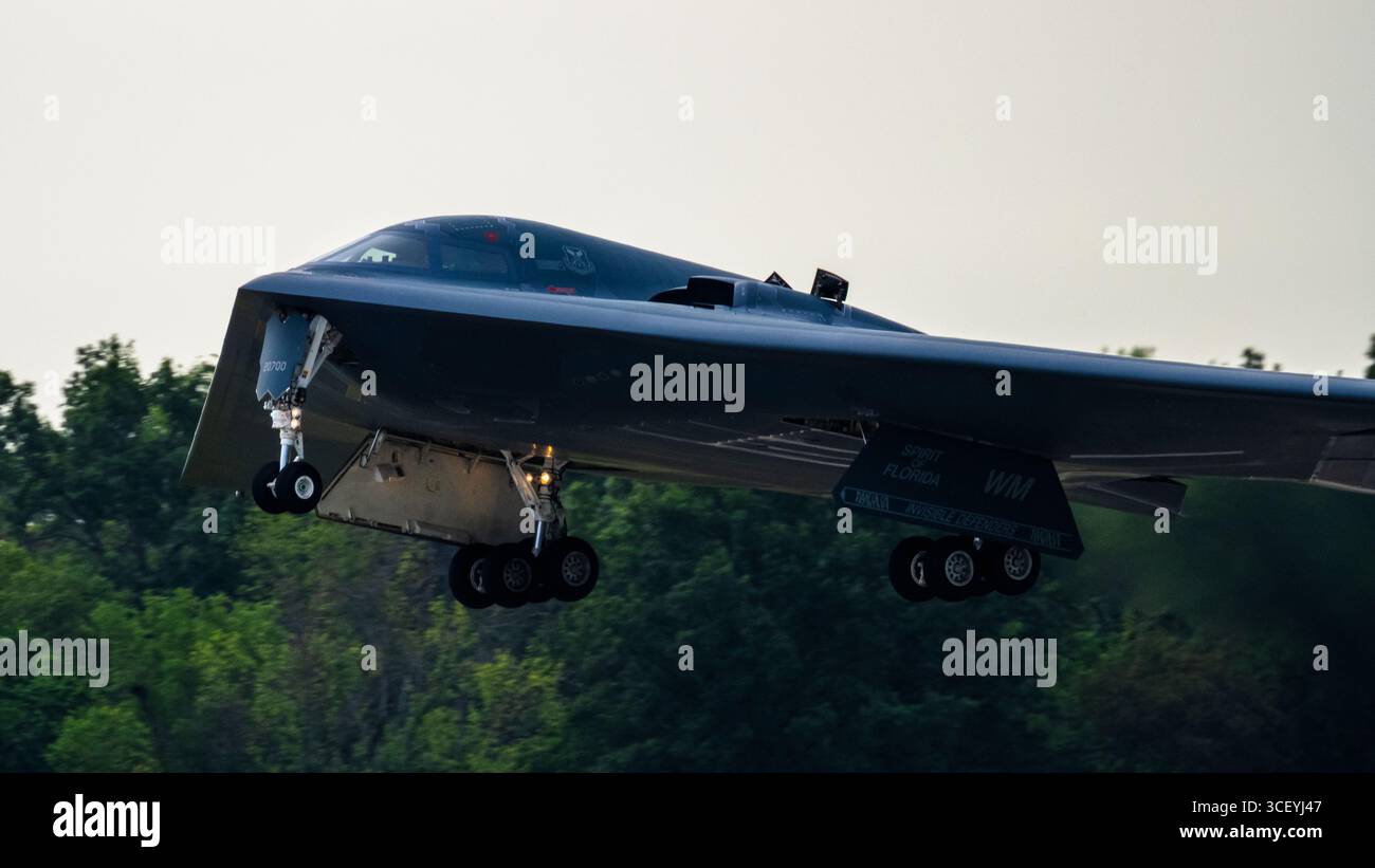 Ein Flugzeug der US Air Force B-2 Spirit startet am 19. August 2025 auf der Whiteman Air Force Base in Missouri. Die B-2 kann schwer verteidigt eindringen Stockfoto