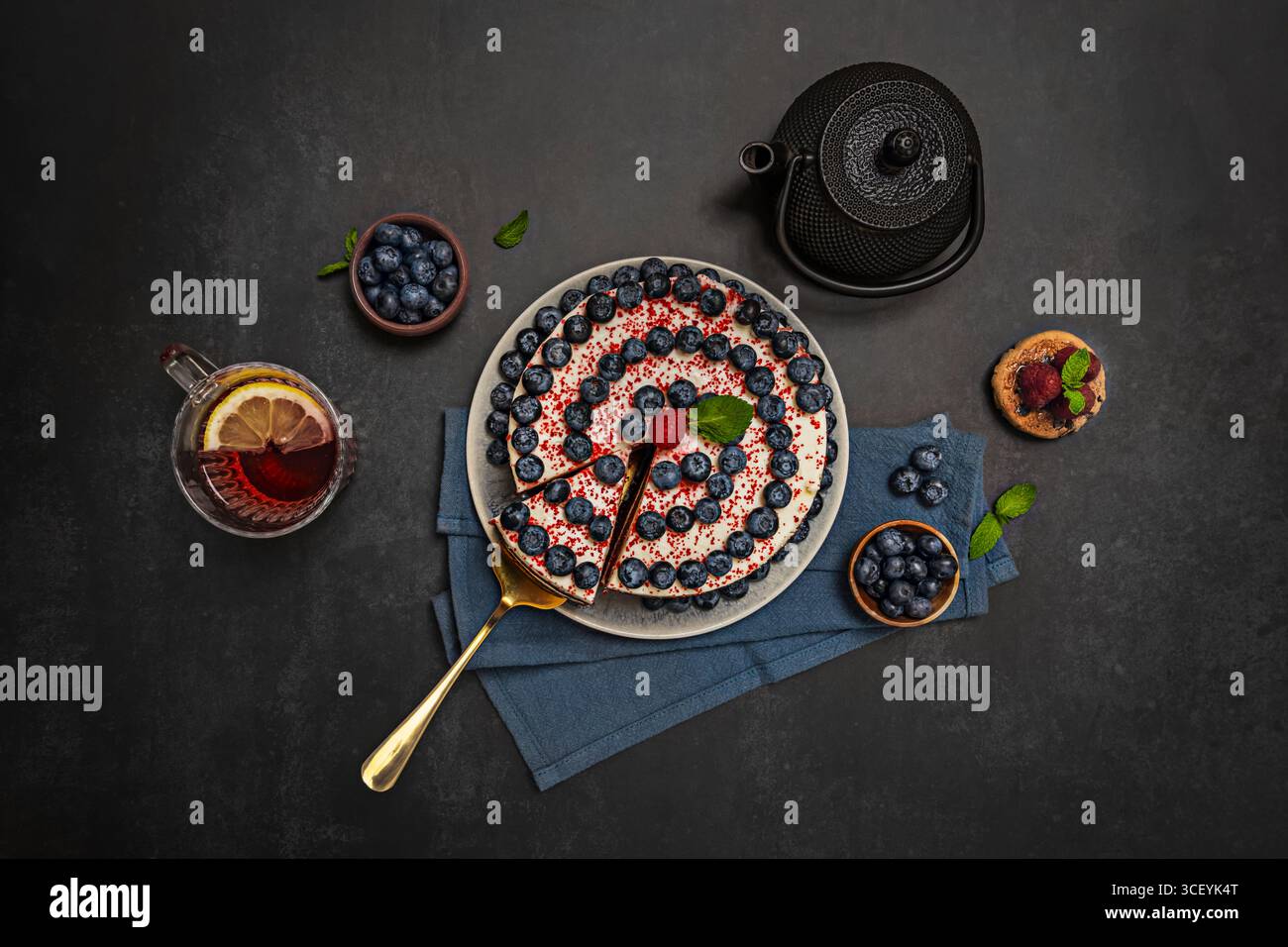 Roter Samt mit Cookie Crunch: Eine zerstoßene Oreo-Keksbasis und frische Heidelbeeren als Topping Stockfoto