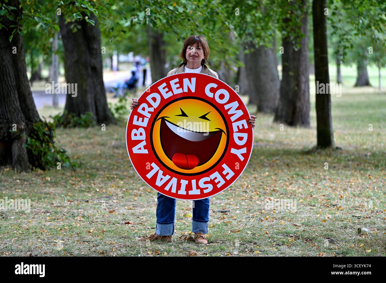 Edinburgh, Schottland, Großbritannien. August 2025. Edinburgh Fringe: Von Edinburgh in den Nordosten – Sharon Burgess, Chief Executive of Aberdeen Performing Arts, fördert das Festival in den Meadows vor dem Festival im September. Das Aberdeen Comedy Festival findet erstmals seit 2022 statt und findet vom 22. September bis Sonntag, 5. Oktober statt. Quelle: Craig Brown/Alamy Live News Stockfoto