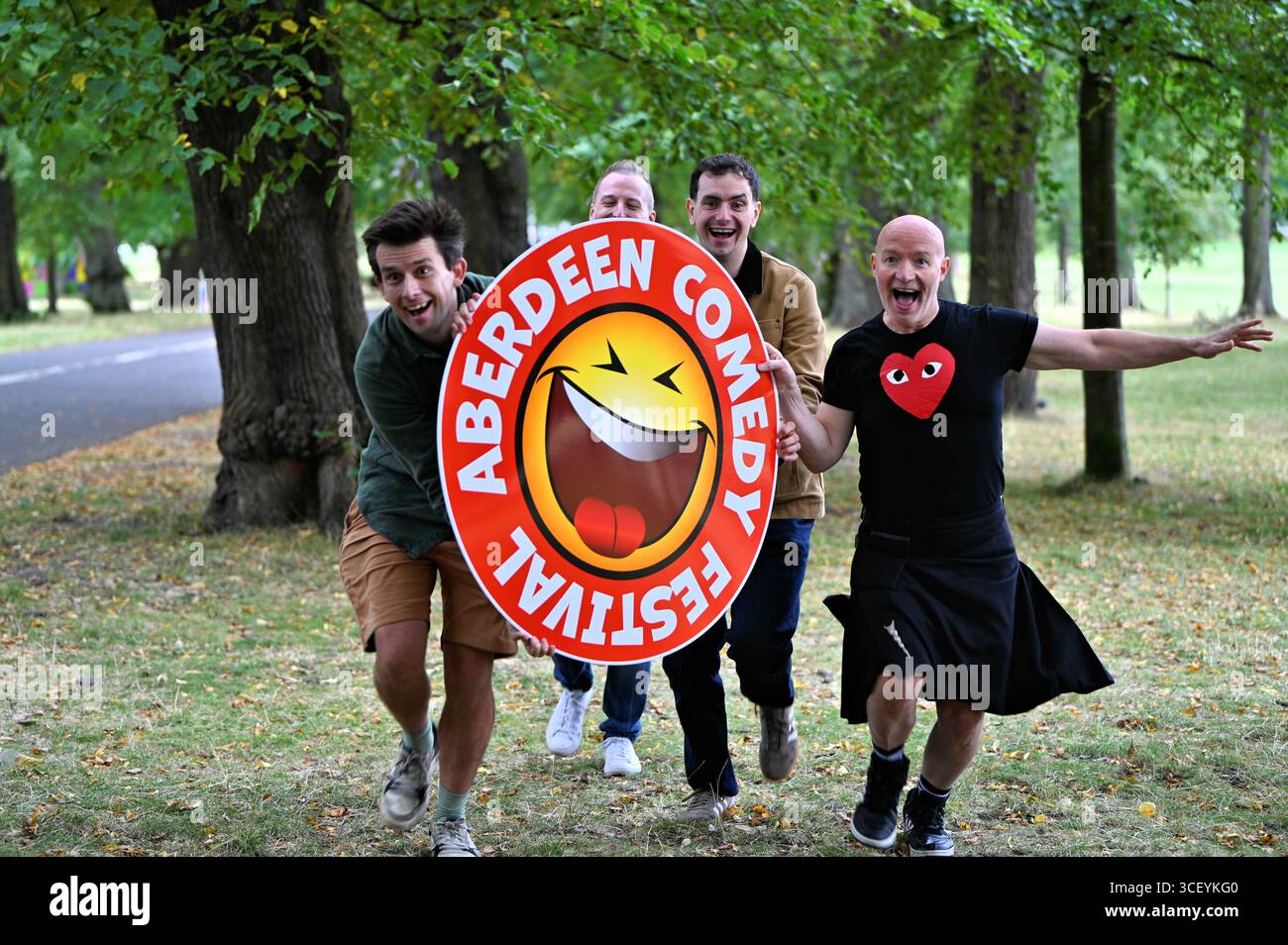 Edinburgh, Schottland, Großbritannien. August 2025. Edinburgh Fringe: Von Edinburgh in den Nordosten - Aberdeen Comedy Festival posieren Comedians auf dem Edinburgh Fringe und auf dem Aberdeen Comedy Festival vor dem Festival im September in den Meadows. Das Aberdeen Comedy Festival findet erstmals seit 2022 statt und findet vom 22. September bis Sonntag, 5. Oktober statt. Die Comedians Kieran Hodgson, Stuart Mitchell, Connor Burns und Craig Hill. Quelle: Craig Brown/Alamy Live News Stockfoto