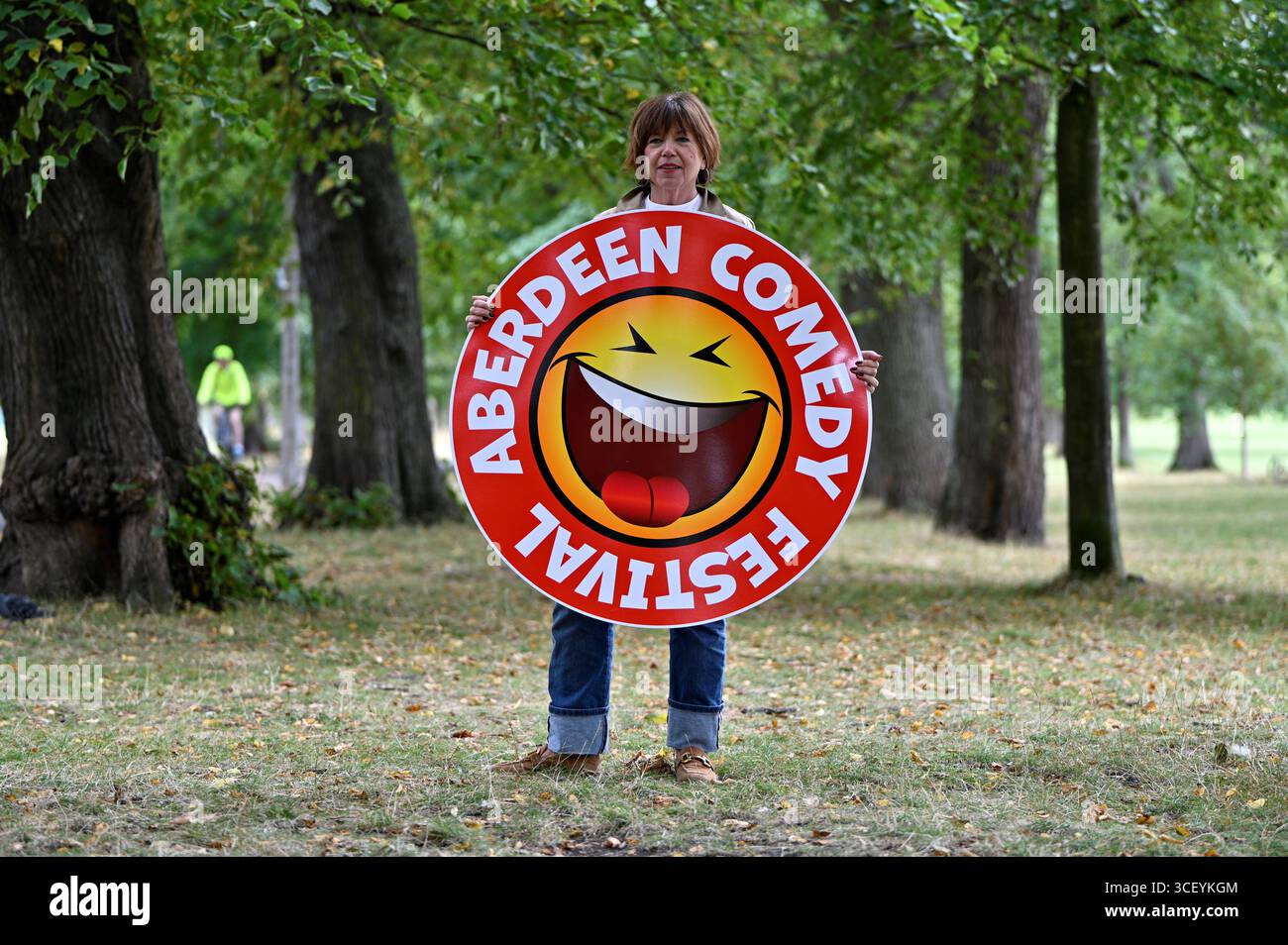 Edinburgh, Schottland, Großbritannien. August 2025. Edinburgh Fringe: Von Edinburgh in den Nordosten – Sharon Burgess, Chief Executive of Aberdeen Performing Arts, fördert das Festival in den Meadows vor dem Festival im September. Das Aberdeen Comedy Festival findet erstmals seit 2022 statt und findet vom 22. September bis Sonntag, 5. Oktober statt. Quelle: Craig Brown/Alamy Live News Stockfoto