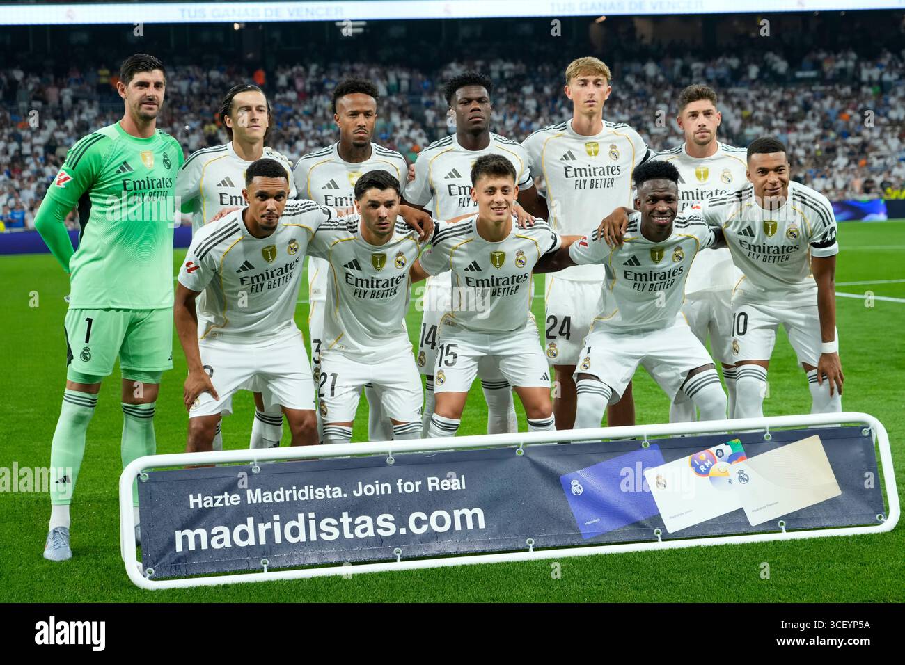 Madrid, Spanien. August 2025. Real Madrid Teamfoto während des La Liga EA Sports Matches, Datum 1 zwischen Real Madrid und CA Osauna, spielte am 19. August 2025 im Santiago Bernabeu Stadion in Madrid, Spanien. (Foto: Cesar Cebolla/PRESSIN) Credit: PRESSINPHOTO SPORTS AGENCY/Alamy Live News Stockfoto
