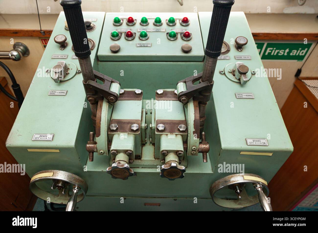 Steuereinrichtung zum Absenken und Anheben von Ankern auf der Schiffsbrücke. Stockfoto